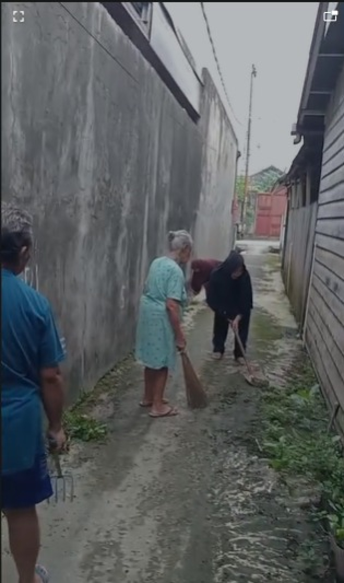 gotong royong warga rt 27