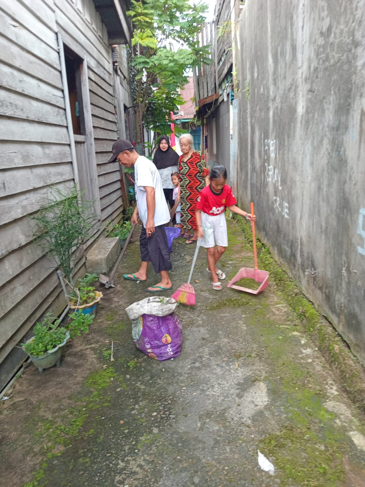 Gotong royong lingkungan RT.27