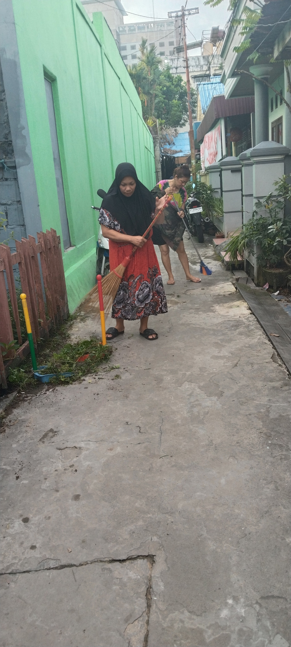 Membersihkan lingkungan dgn melakukn 3M