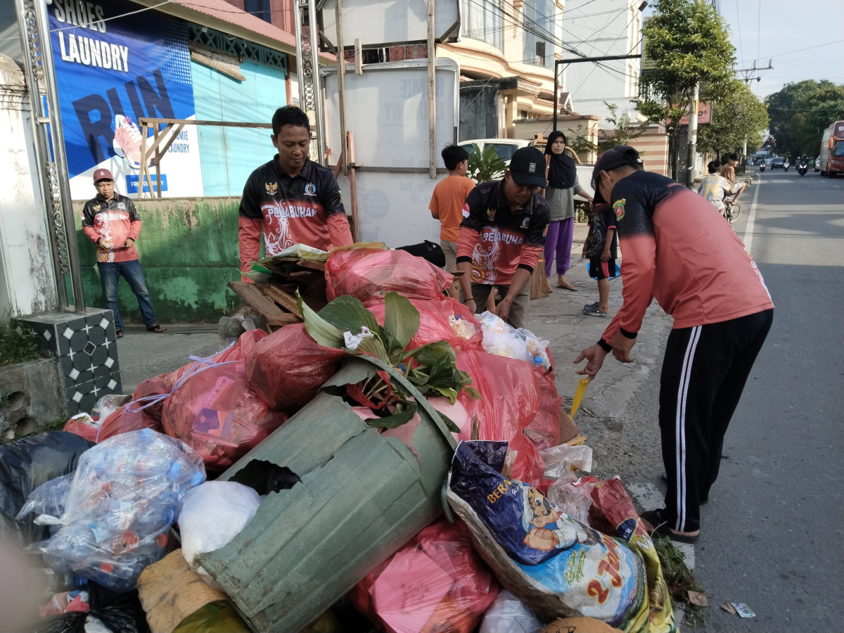 Kerja bakti bersama warga