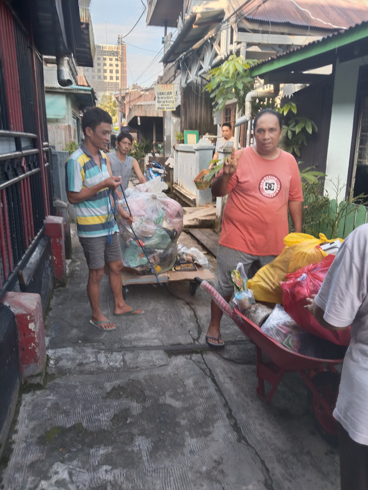 Giat membersihkn lingkungan