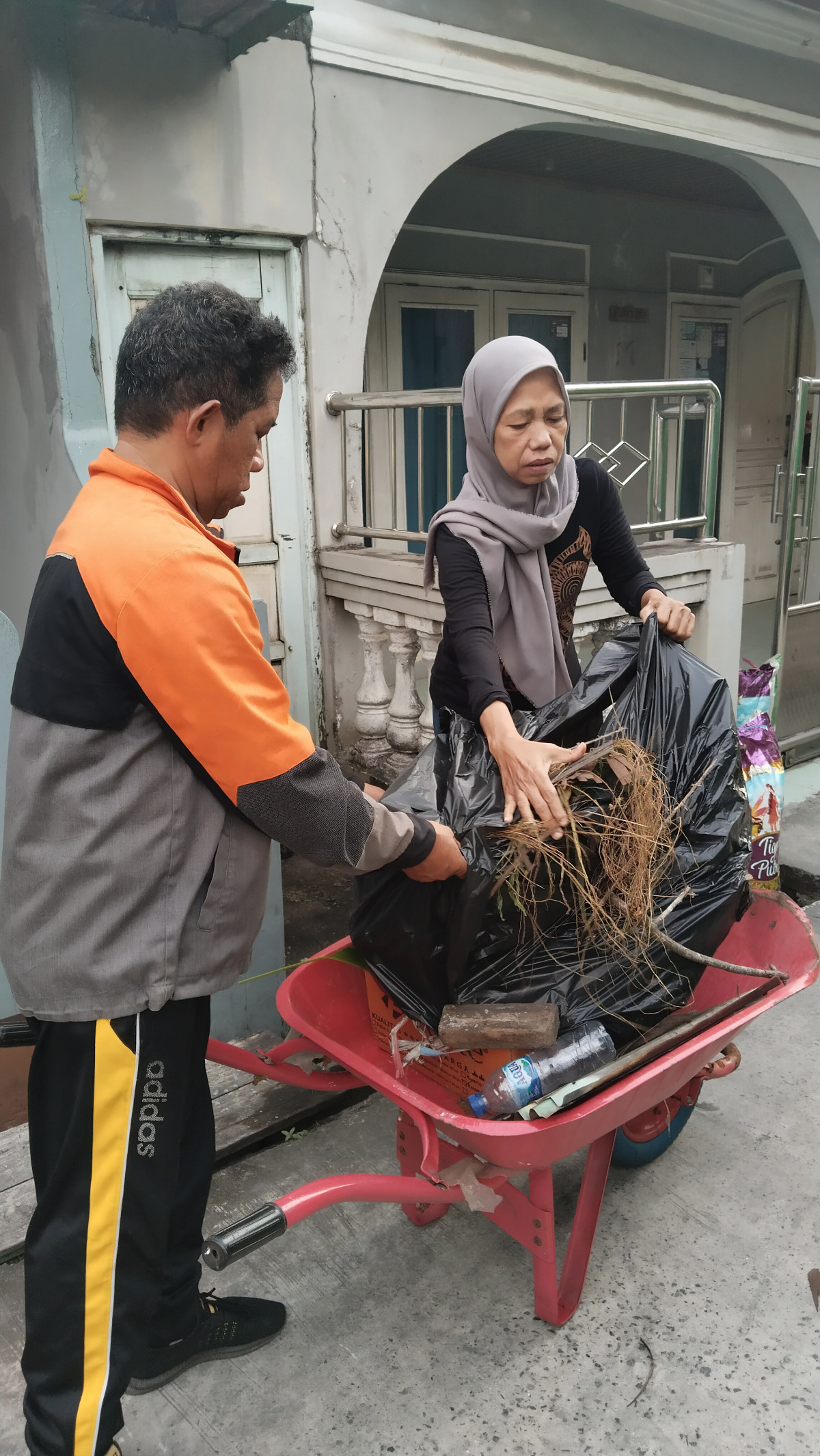 Membersihkn lingkungan sekitar