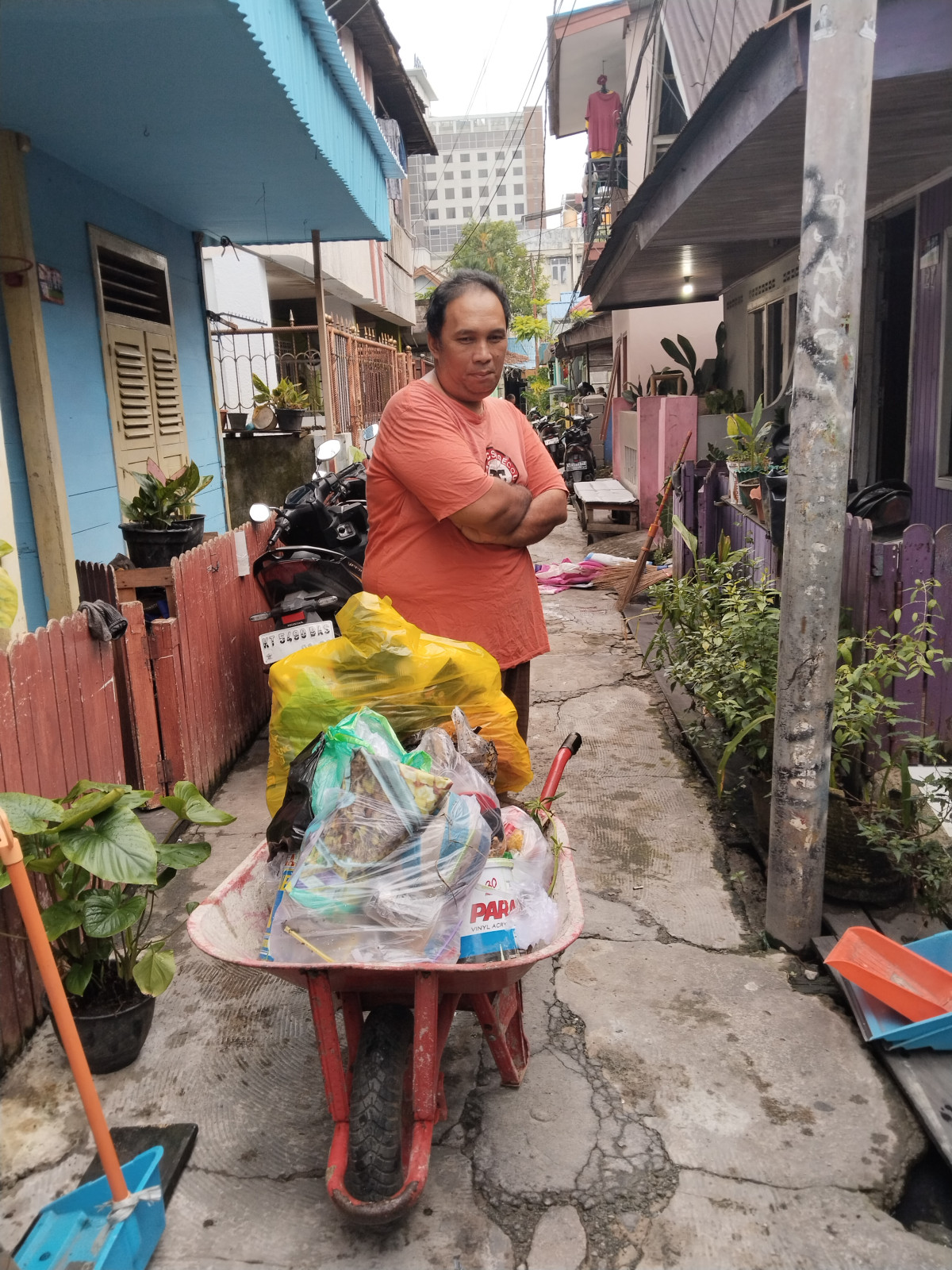 Gotong royong bersama warga