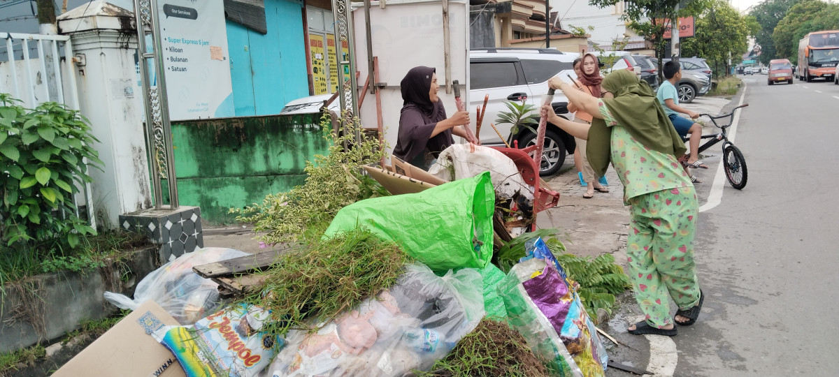 Gotong royong warga membersihkan lingkungan