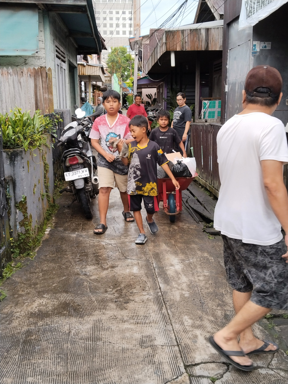 Bersama warga kerja bakti