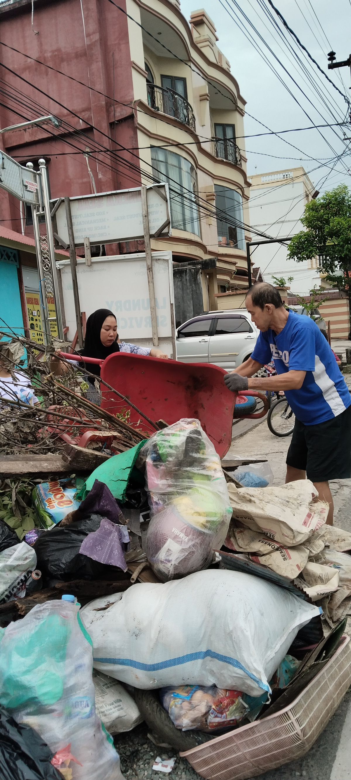 Gotong royong membersihkan kampung