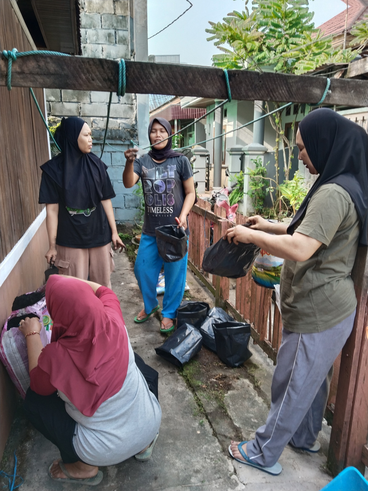 Kerja bakti bersama warga
