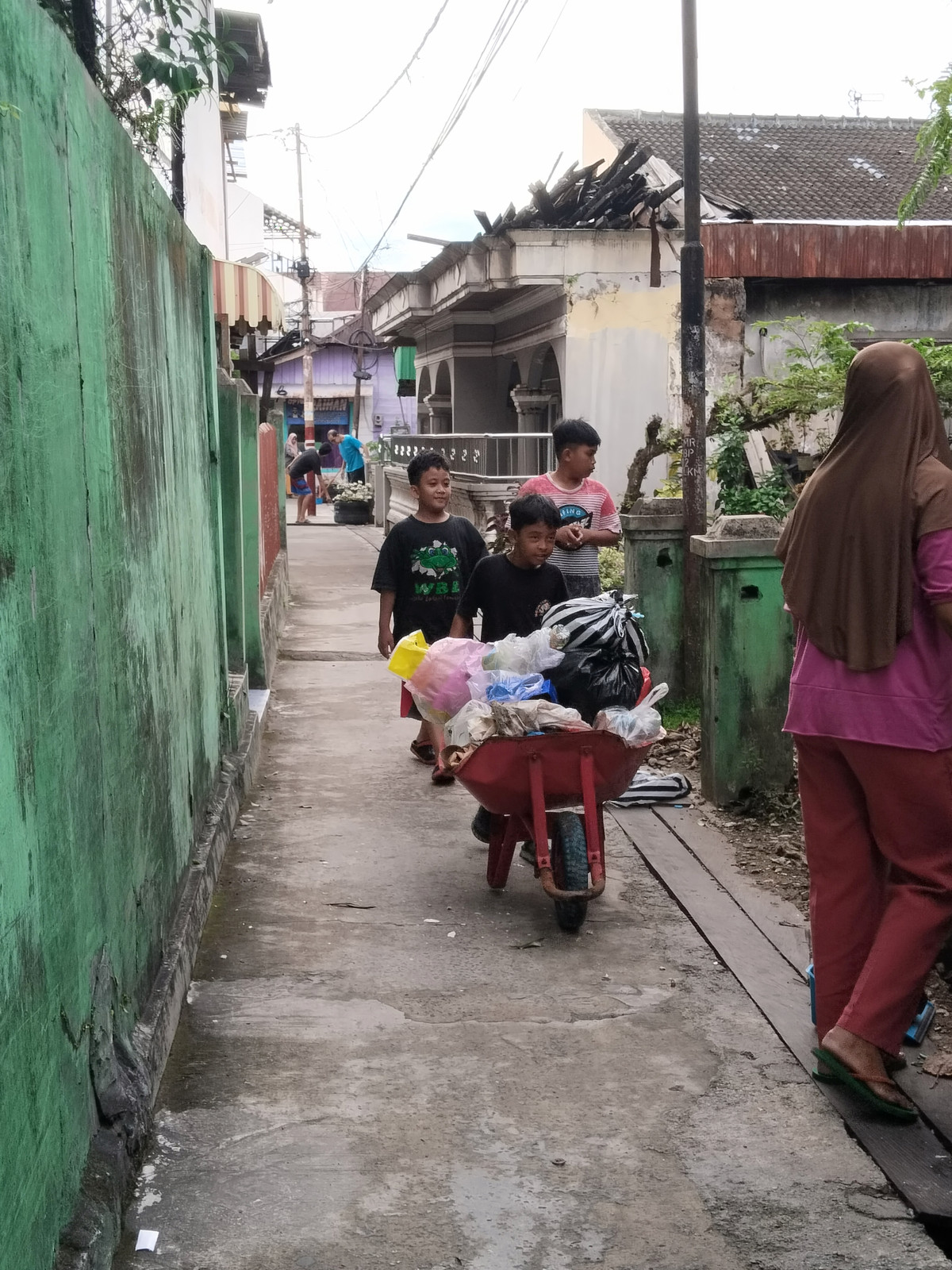 Gotong royong bersama warga