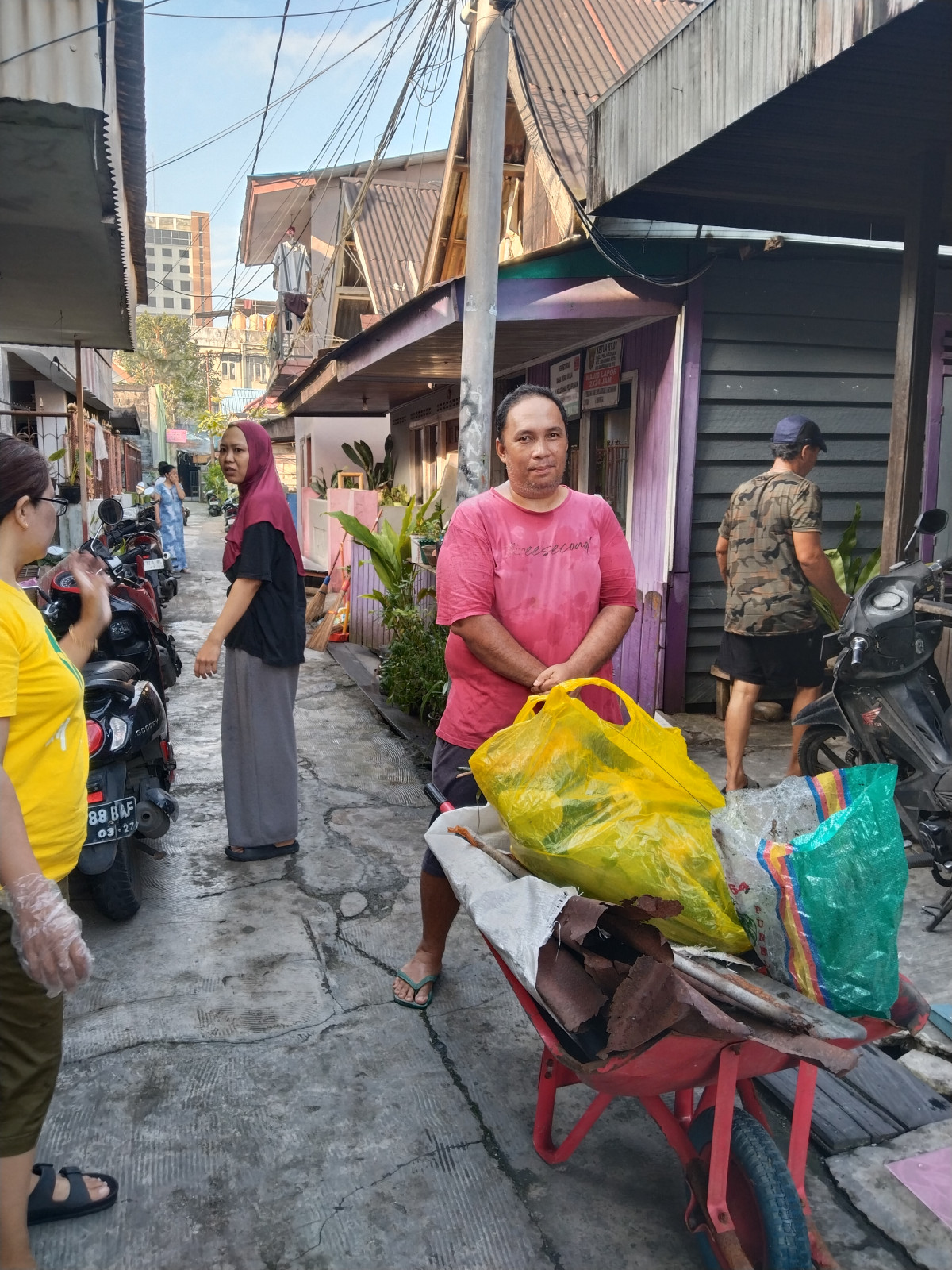 Kerja bakti bersama warga