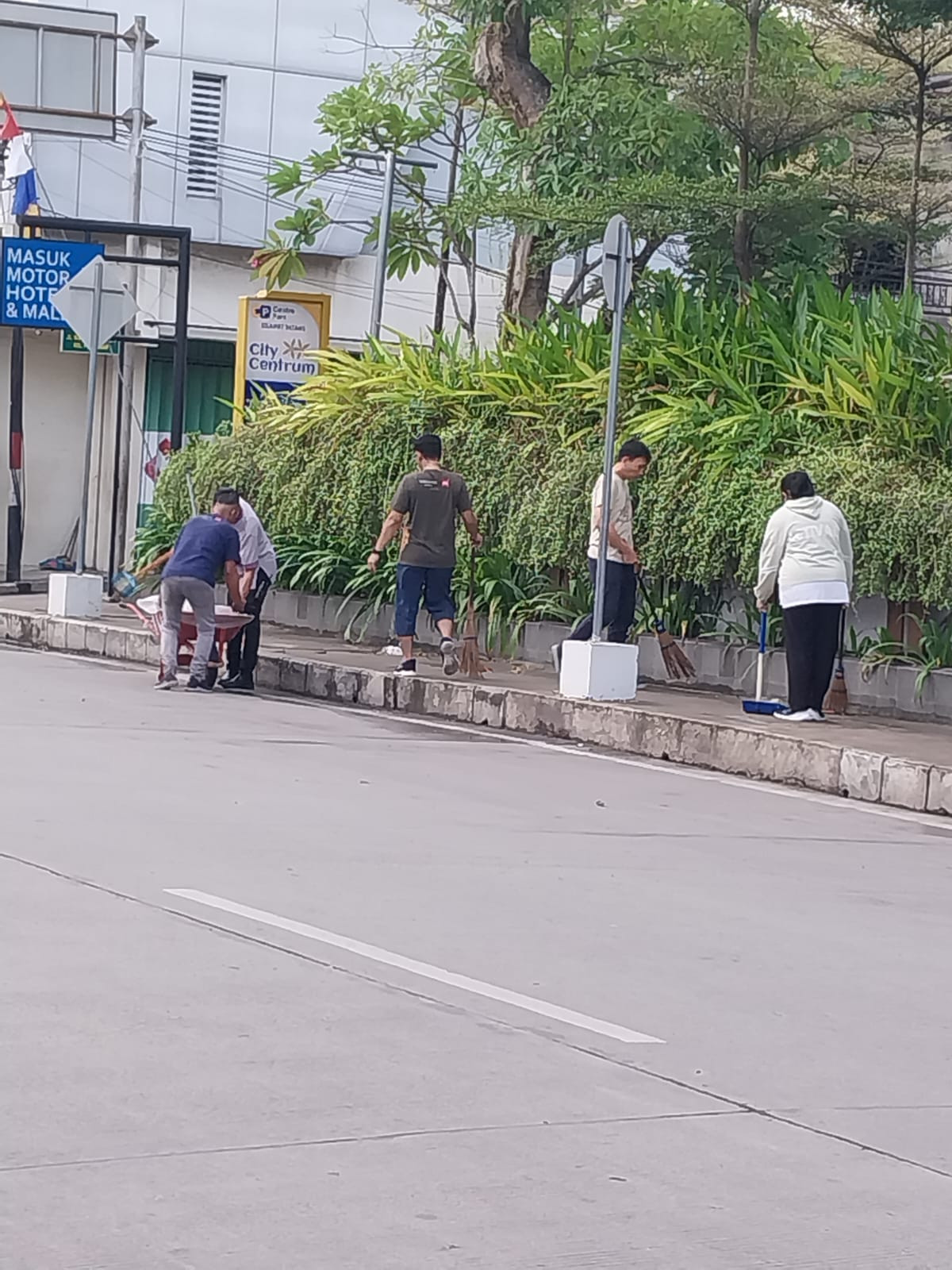 Jl.Mulawarman Membersihkan Halaman Toko