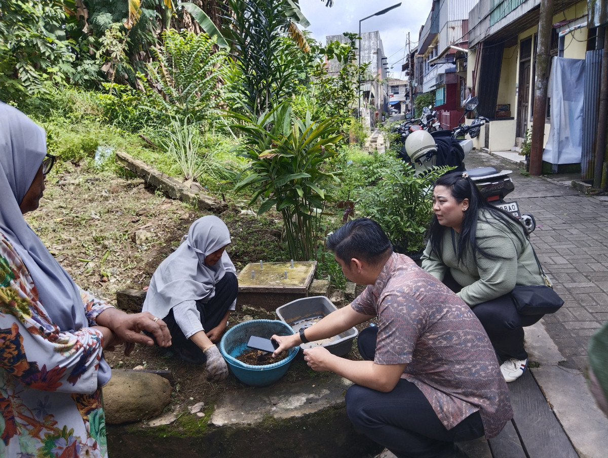 Gotong royong dan budidaya maggot