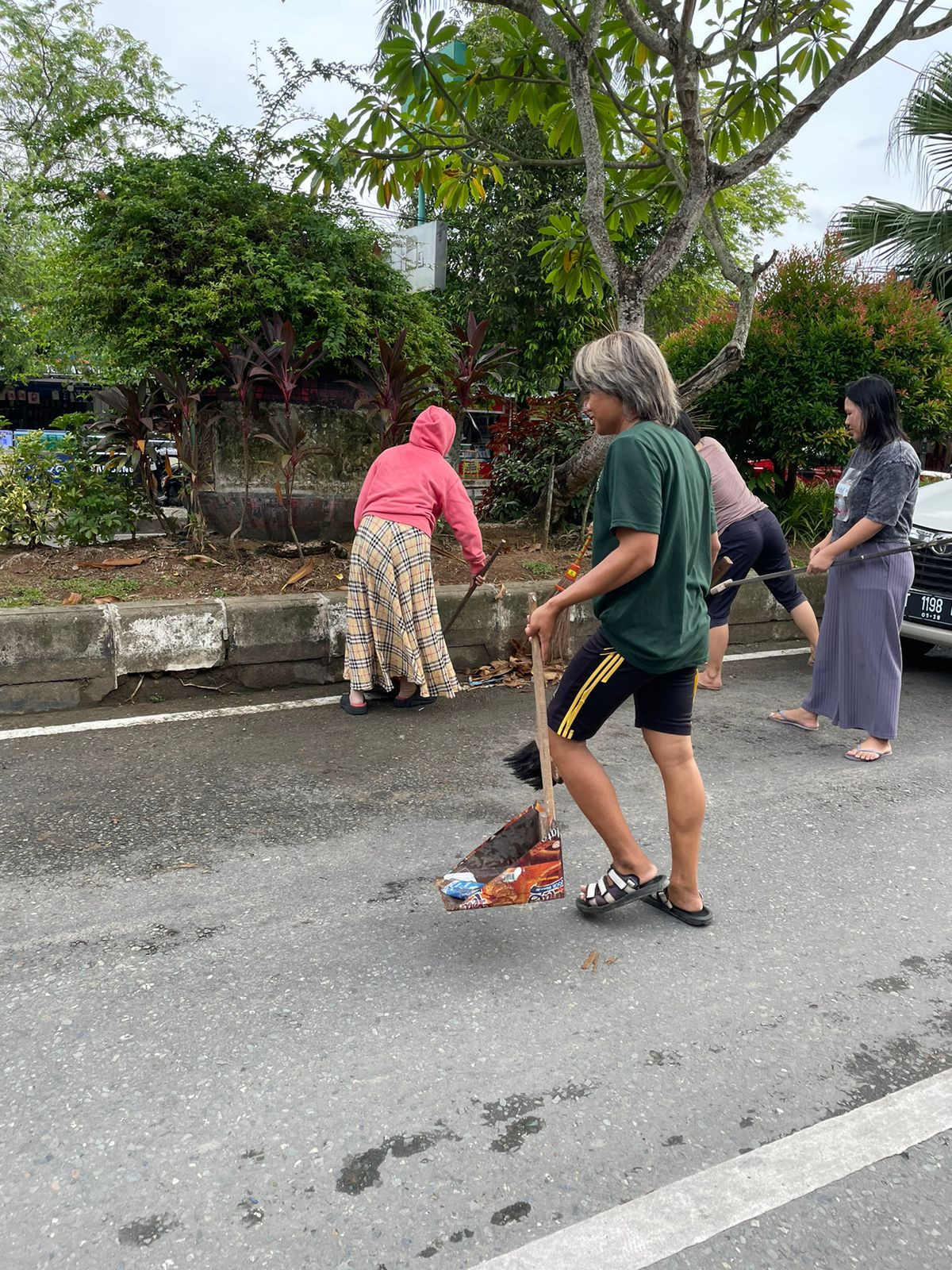 Membersihkan Halaman Toko Jl. Niaga Selatan