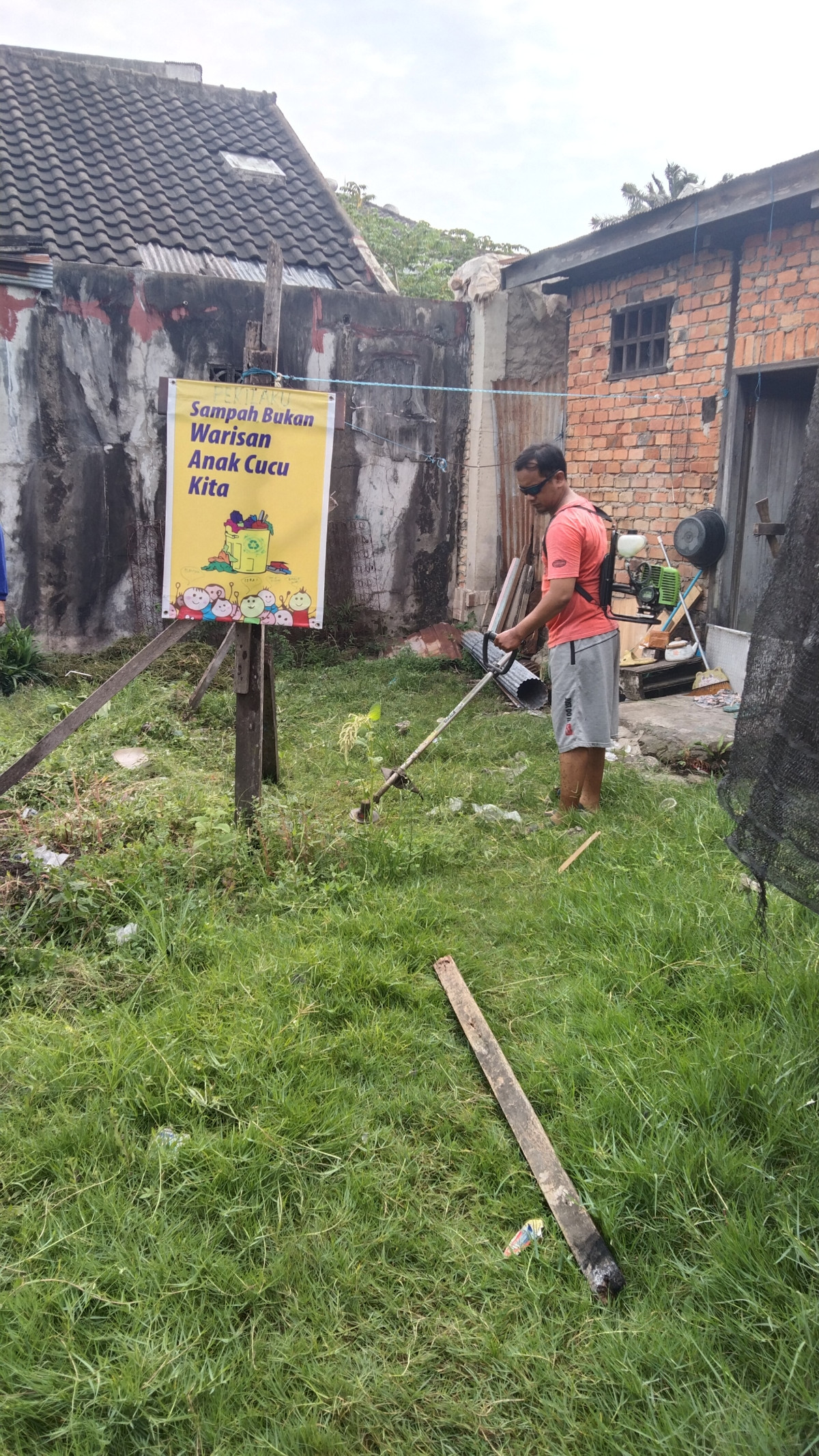Kerja bakti d sekitar lingkungan GG selamat RT 12