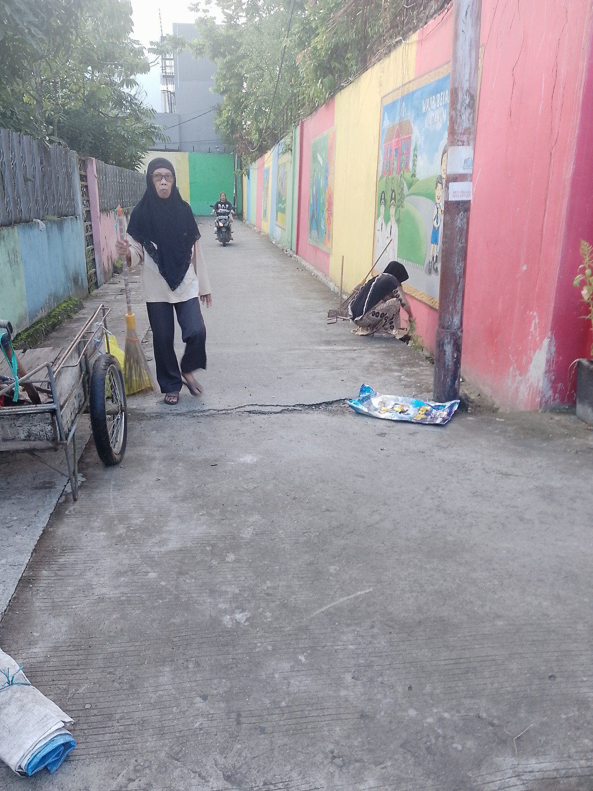 Membersihkan drainase