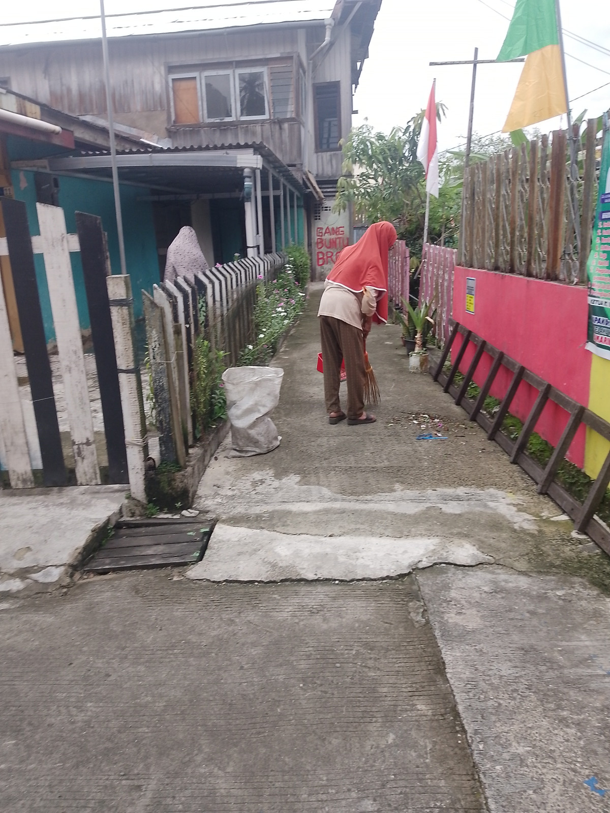 Gotong royong pemasangan umbul umbul dan hiasan kemerdekaan