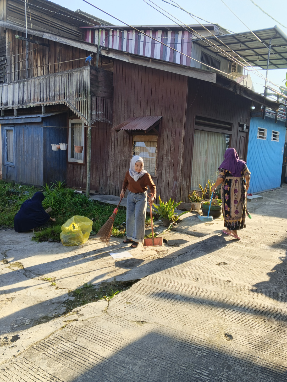 Gotong royong bersama warga RT 04
