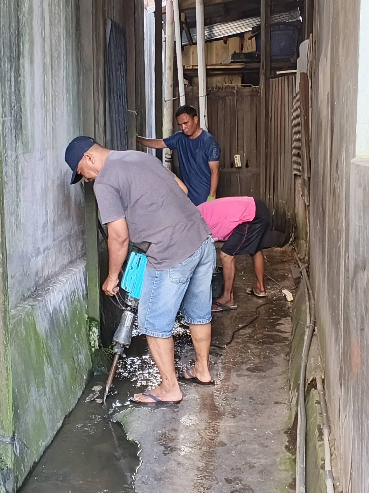 Membersihkan got yang buntu atau tersumbat.