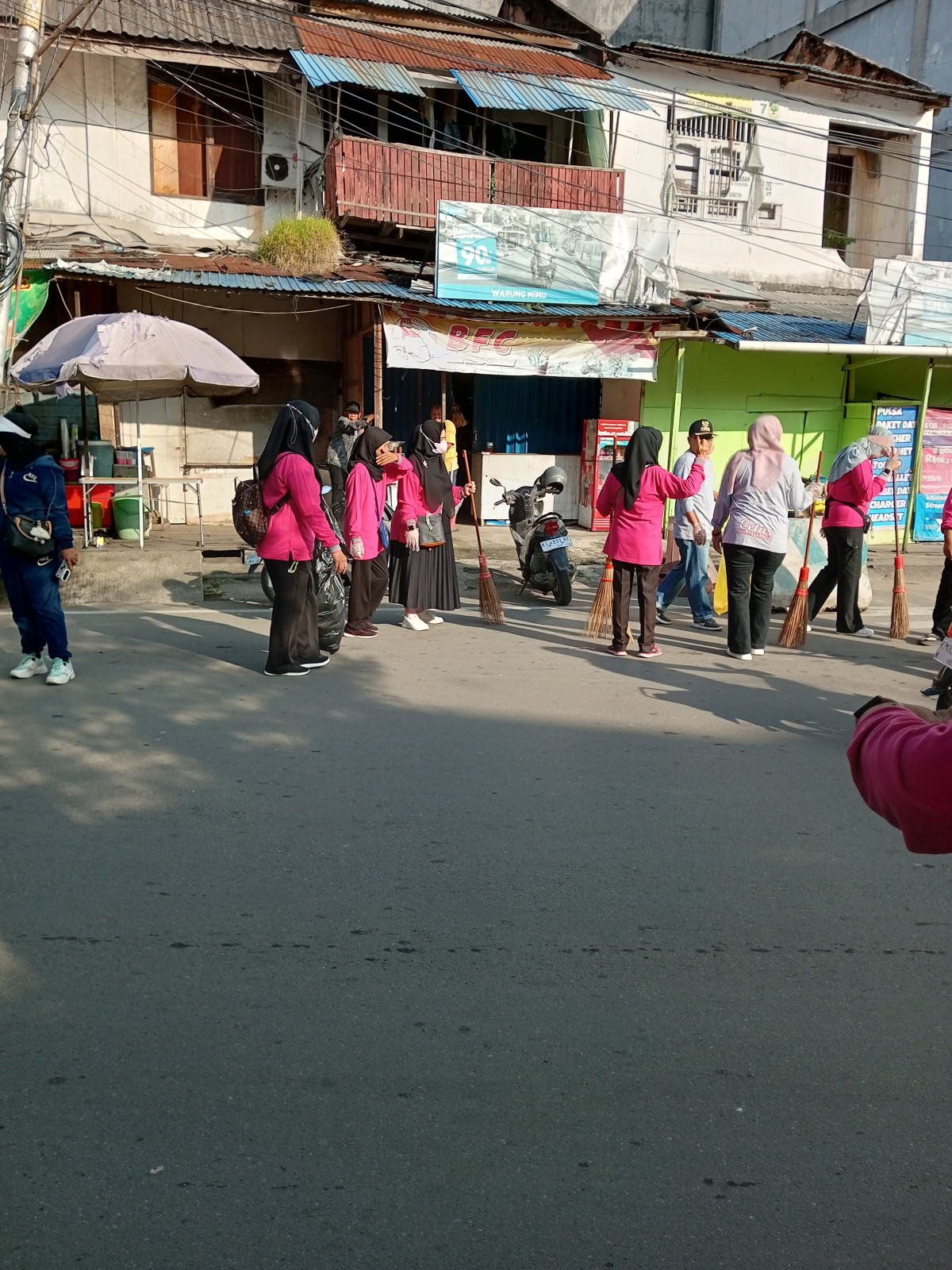Gotong royong bersama ketua RT di lingkungan kelurahan pasar pagi