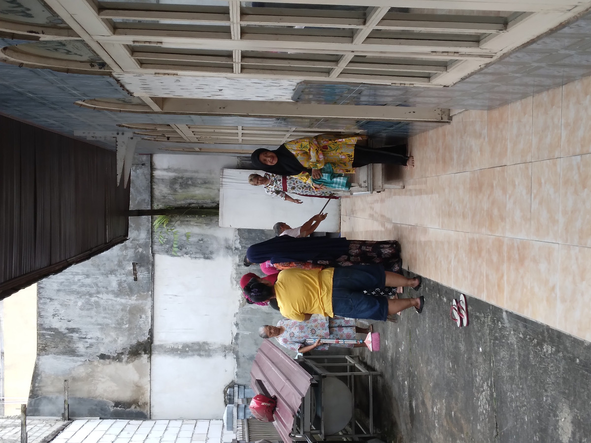 Gotong royong warga RT 04