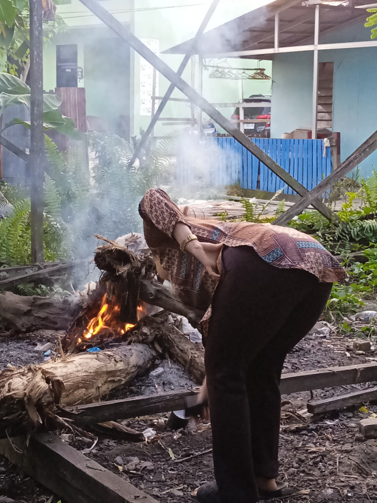 Gotong royong membersihkan sampah