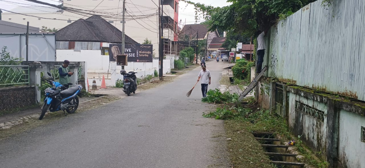 Pembersihan halaman Posyandu Menur 043