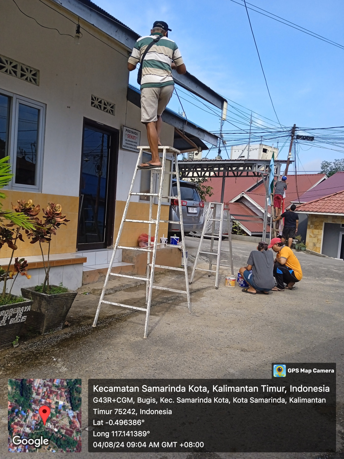 Pemasangan umbul2 dan pengecatan posyandu