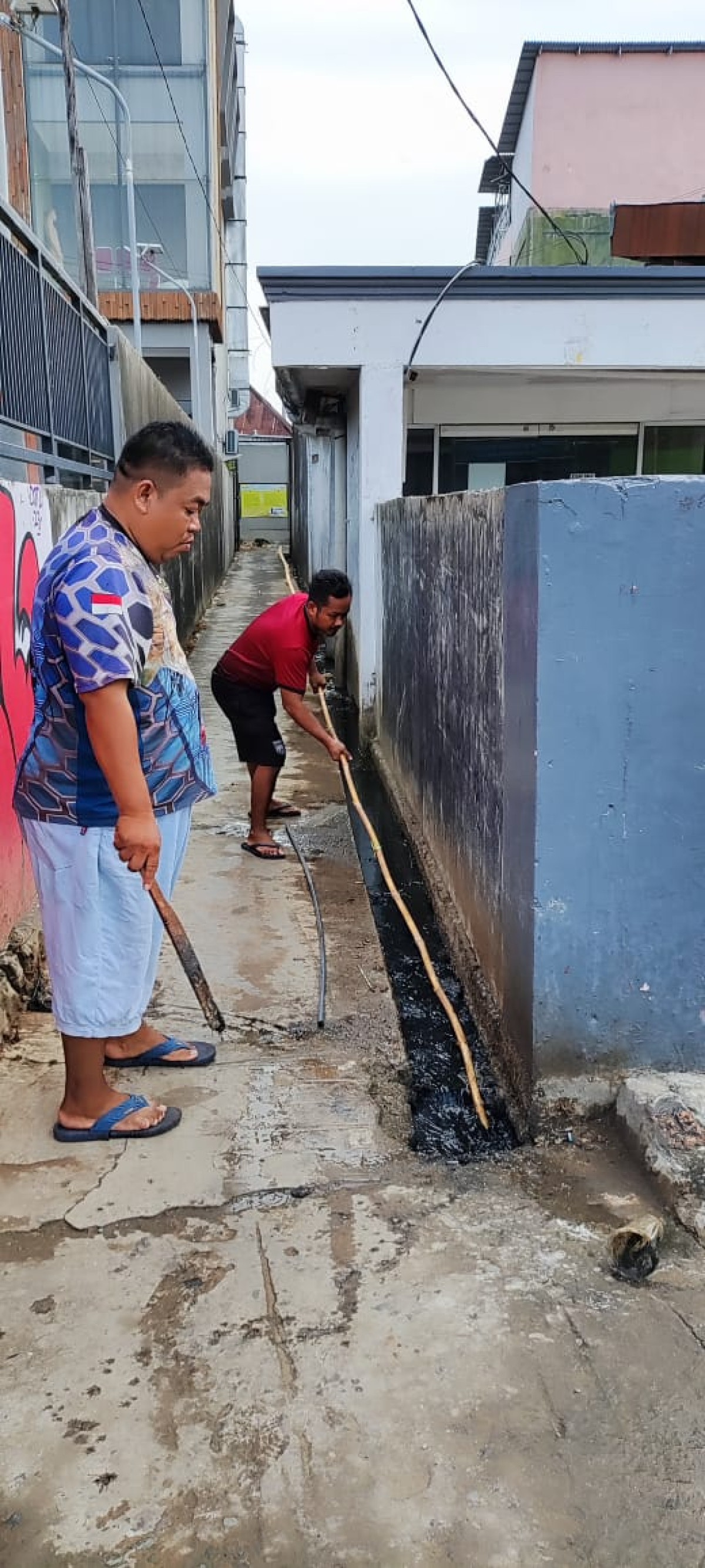 GOTONG ROYONG DI LINGKUNGAN RT. 16 JL. K.H. AGUS SALIM GANG BAHAGIA