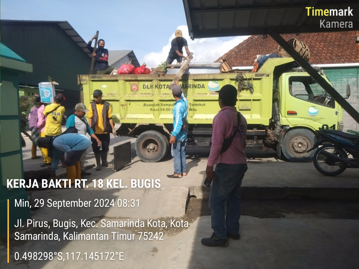 Kerja Bakti di RT. 18 di Asrama KOREM 091/ASN