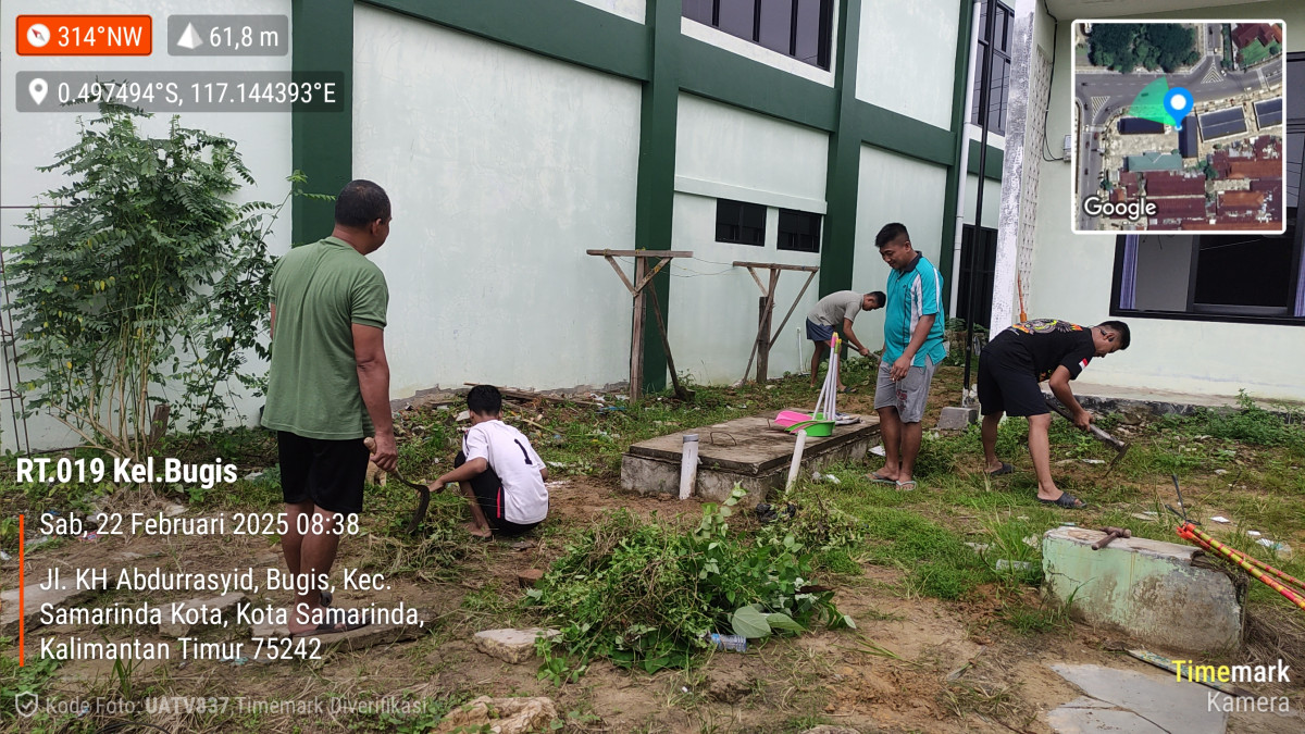 Karya bakti pembersihan rumput di lingkungan blok B RT 19 Kel.Bugis