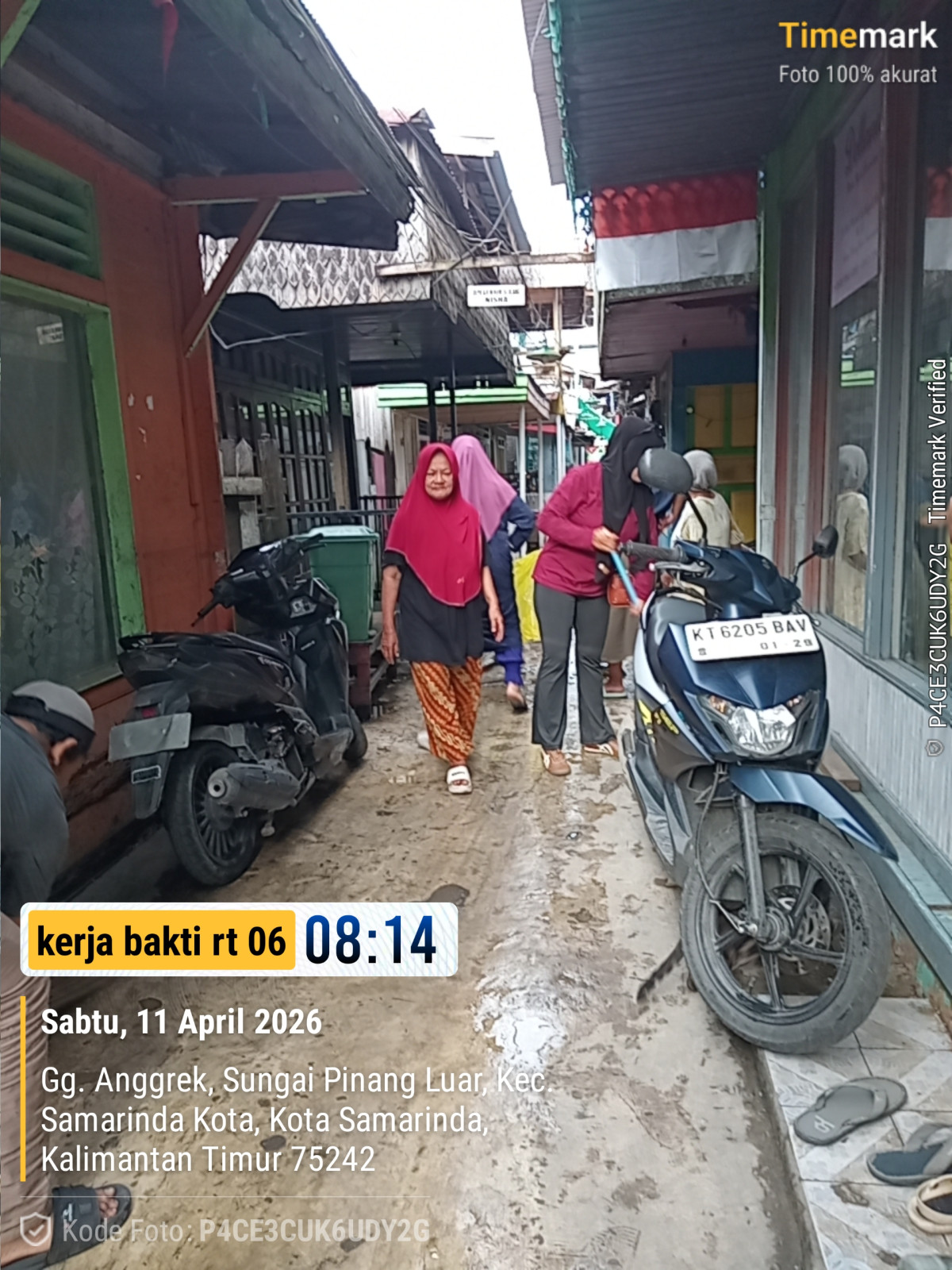 Gotong royong membersihakan lingkungan di gang anggrek