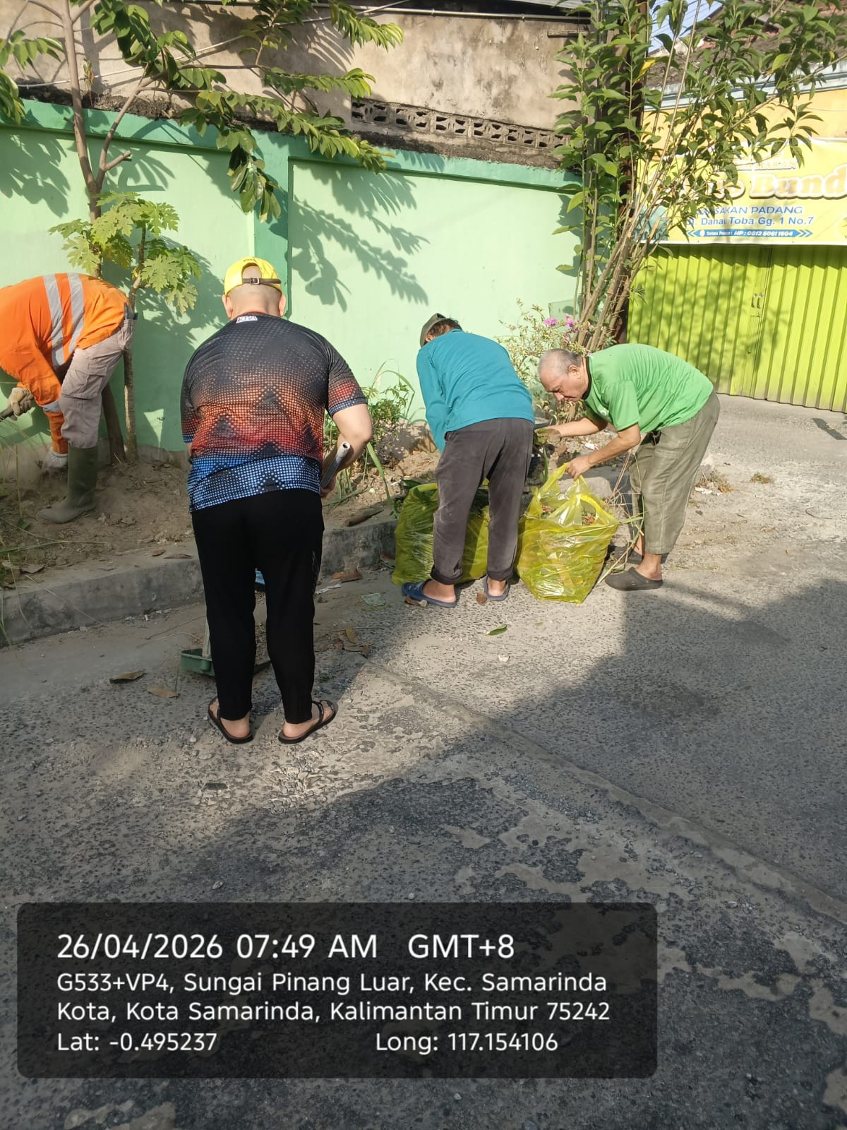 KERJA BAKTI RT 24 DI JALAN SENDAWAR