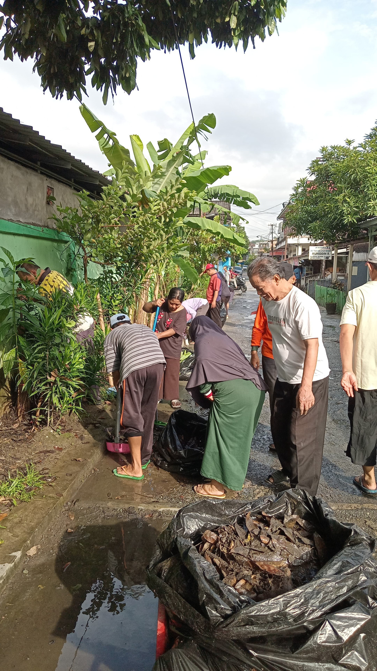 Membersihkan sampah dedaunan dan ranting pohon di Jaln Sendawar RT.24