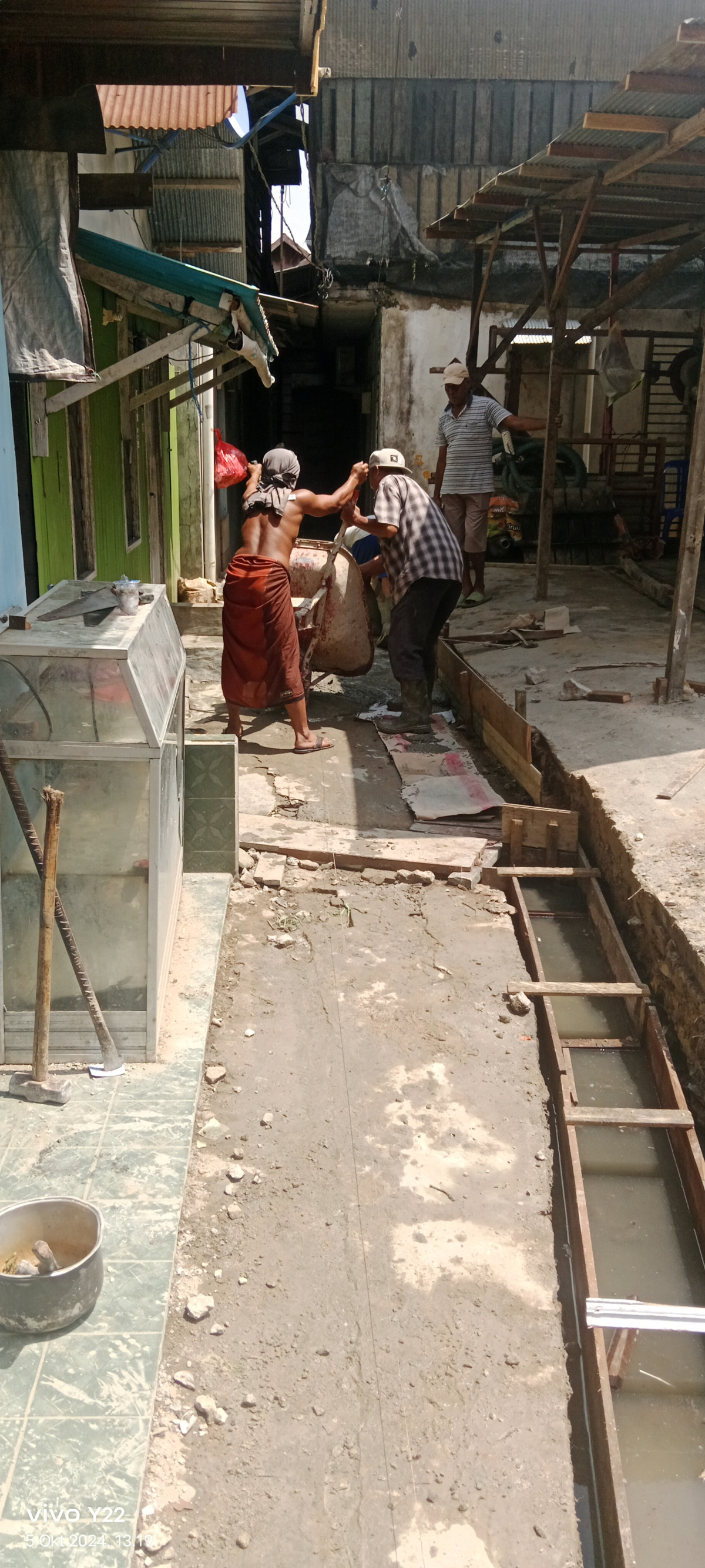Kerja bakti pembuatan parit