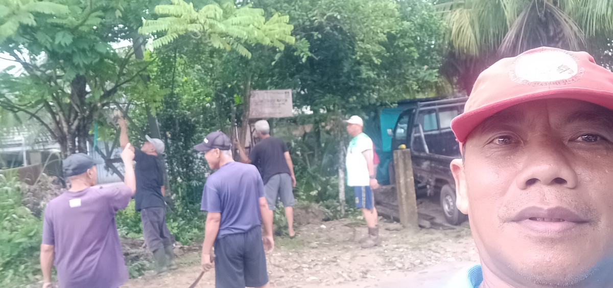 Gotong royong bersihkan jalan poros RT 01