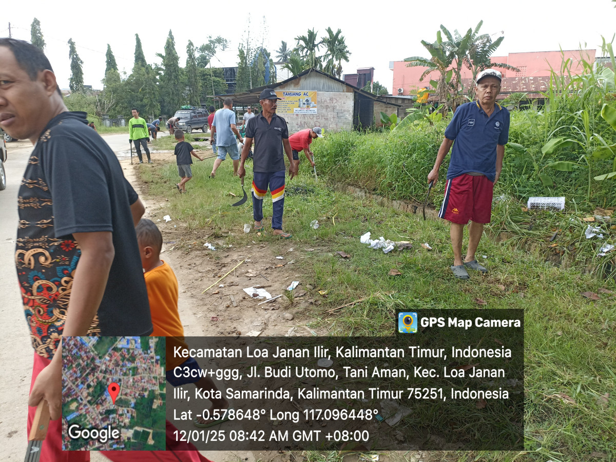 Gotong royong kebersihan lingkungan dan pembersihan parit