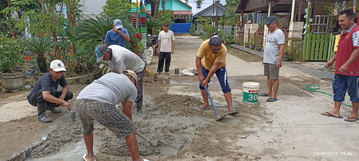 Kegiatan gotong royong kebersihan lingkungan lokasi blok F, G, H dan I juga perbaikan jembatan blok E