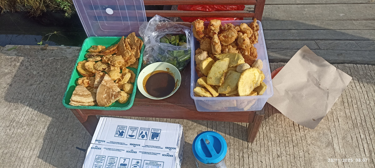 Kegiatan gotong royong bersama ibu ibu Dawis lokasi jln Gunung Pandam