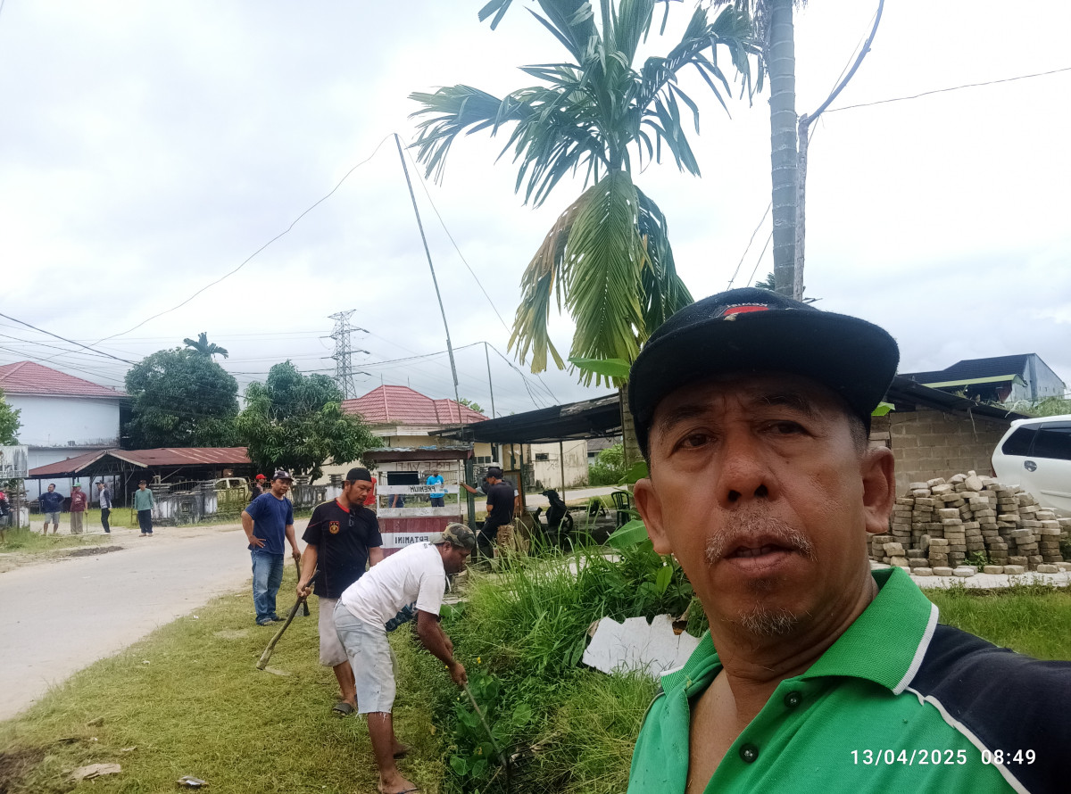 Kegiatan gotong royong keberhasilan lingkungan lokasi blok D, E dan jalan pasar malam