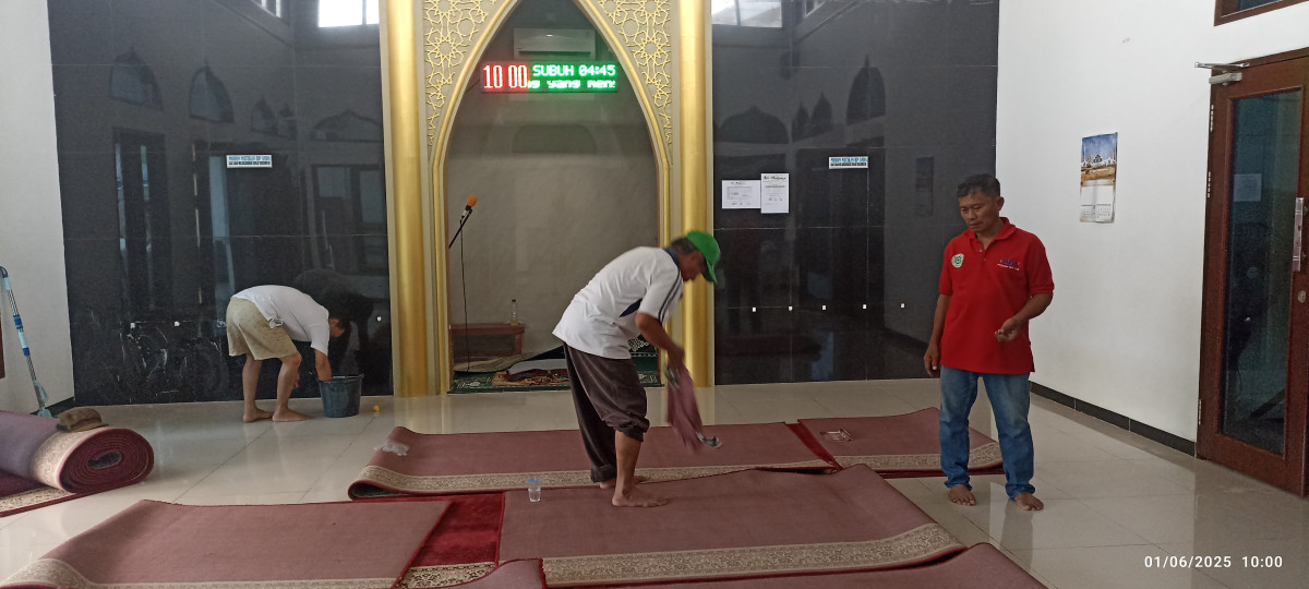 Gotong royong pembersihan lingkungan langgar Ak- Muttaqin