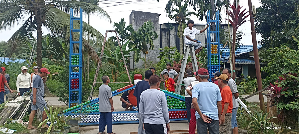 Kegiatan gotong royong kebersihan lingkungan dan pemasangan gapura lokasi kegiatan blok D, E dan jln Poros Pasar malam