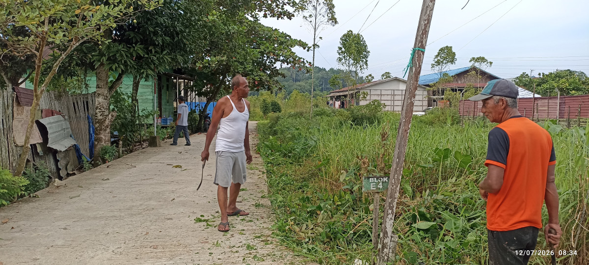 Kegiatan gotong royong kebersihan lingkungan lokasi kegiatan blok E1, E2 dan blokE3