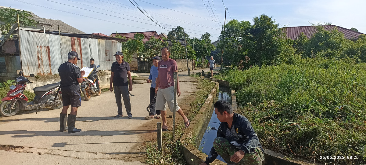 Gotong royong pembersihan lingkungan blok E1, E2, E3dan persiapkan idhul adqa
