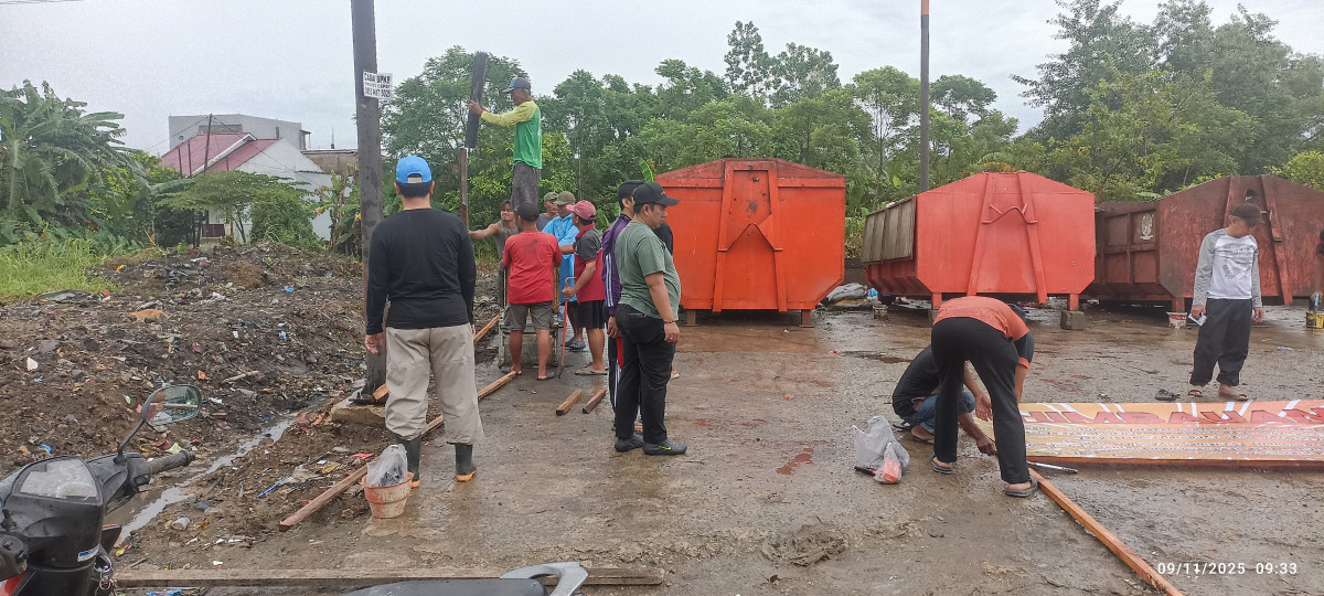 Gotong royong pembersihan lingkungan dan pemasangan benner di tempat TPS