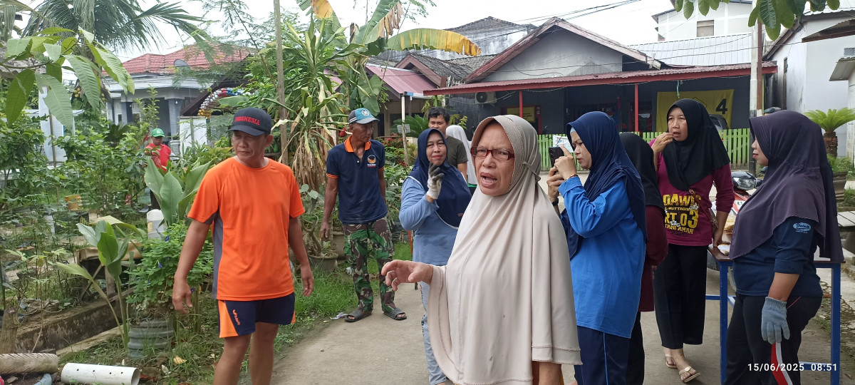Gotong royong kebersihan lingkungan dan pemasangan biopori