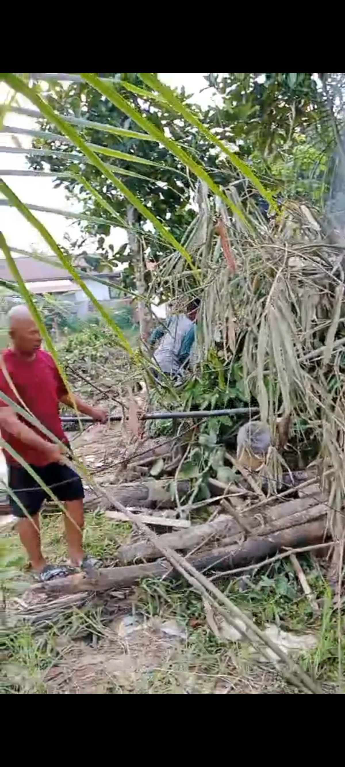 Gotong royong warga RT 5