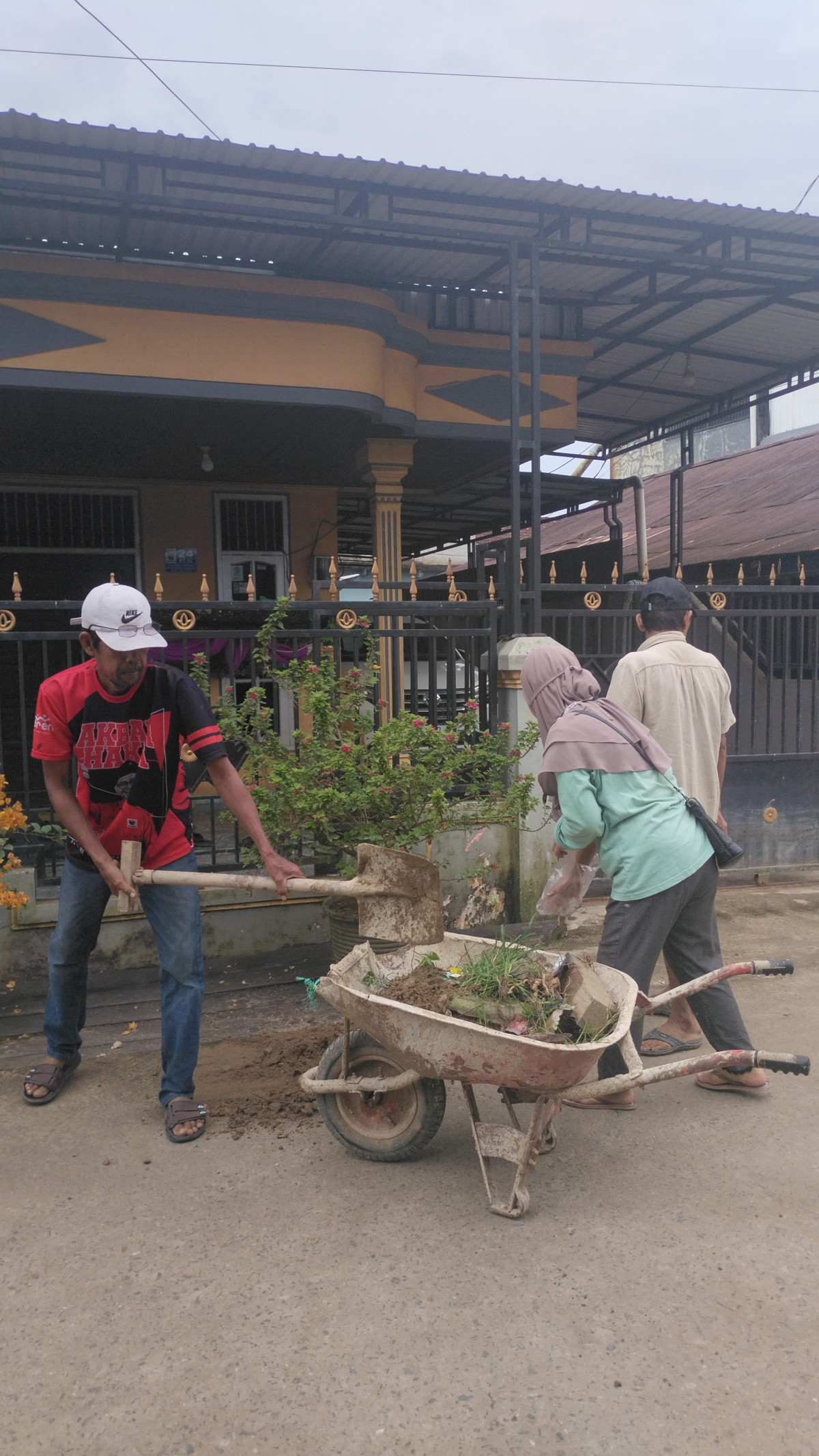 Gotong royong membersihkan jalan GG merpati 1 dan merpati 2