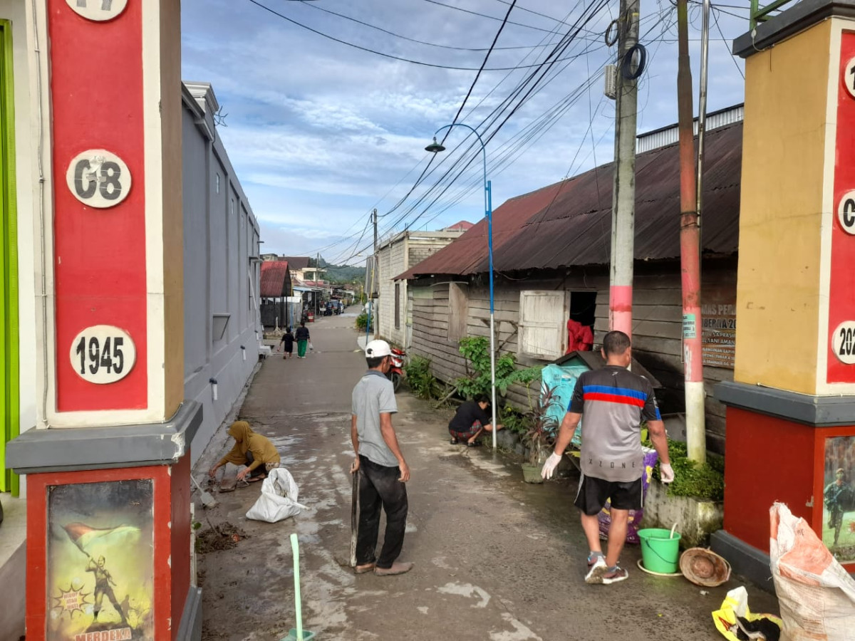 Bersih bersih jalan depan gapura