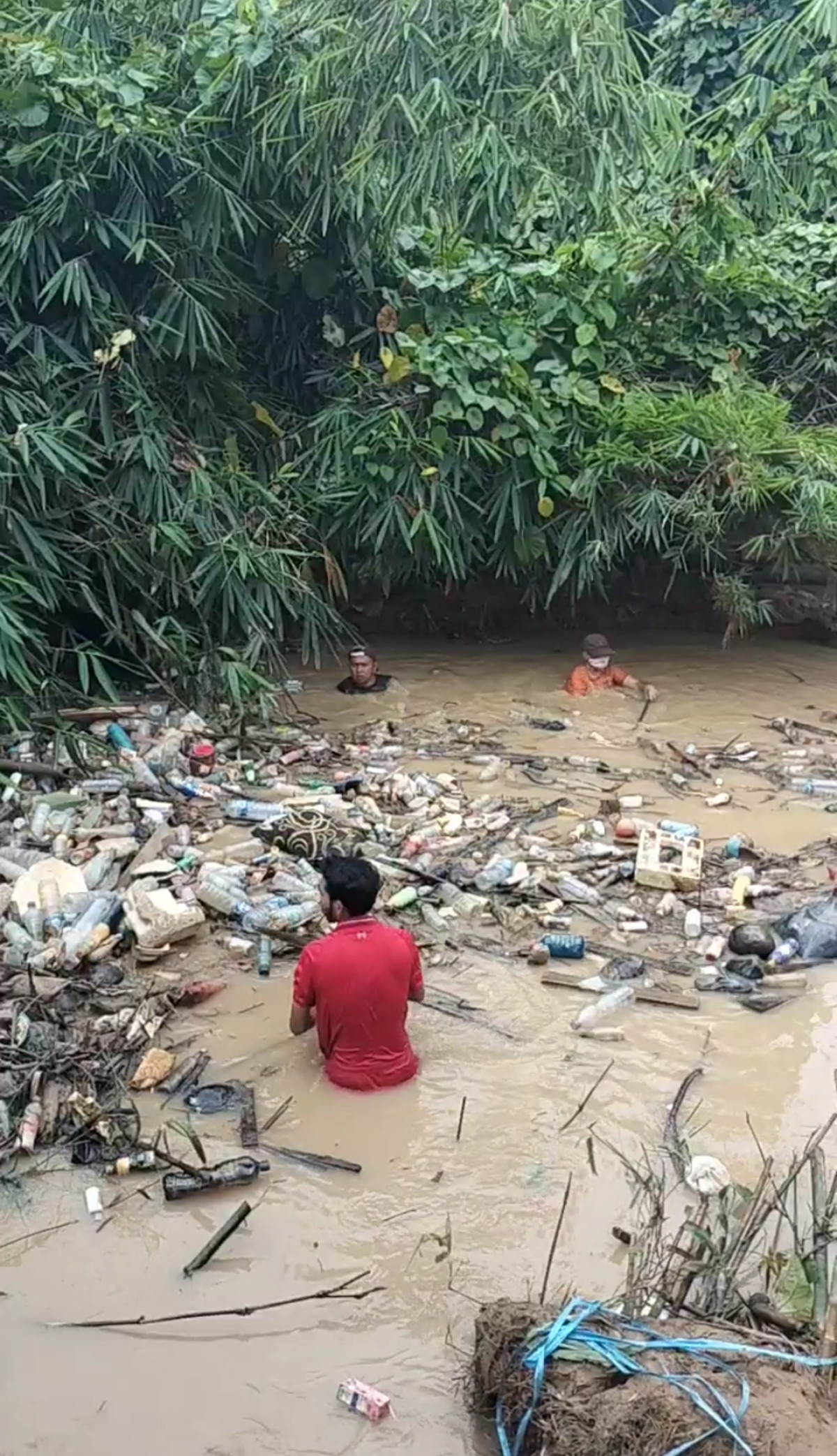Membersihkan aliran sungai