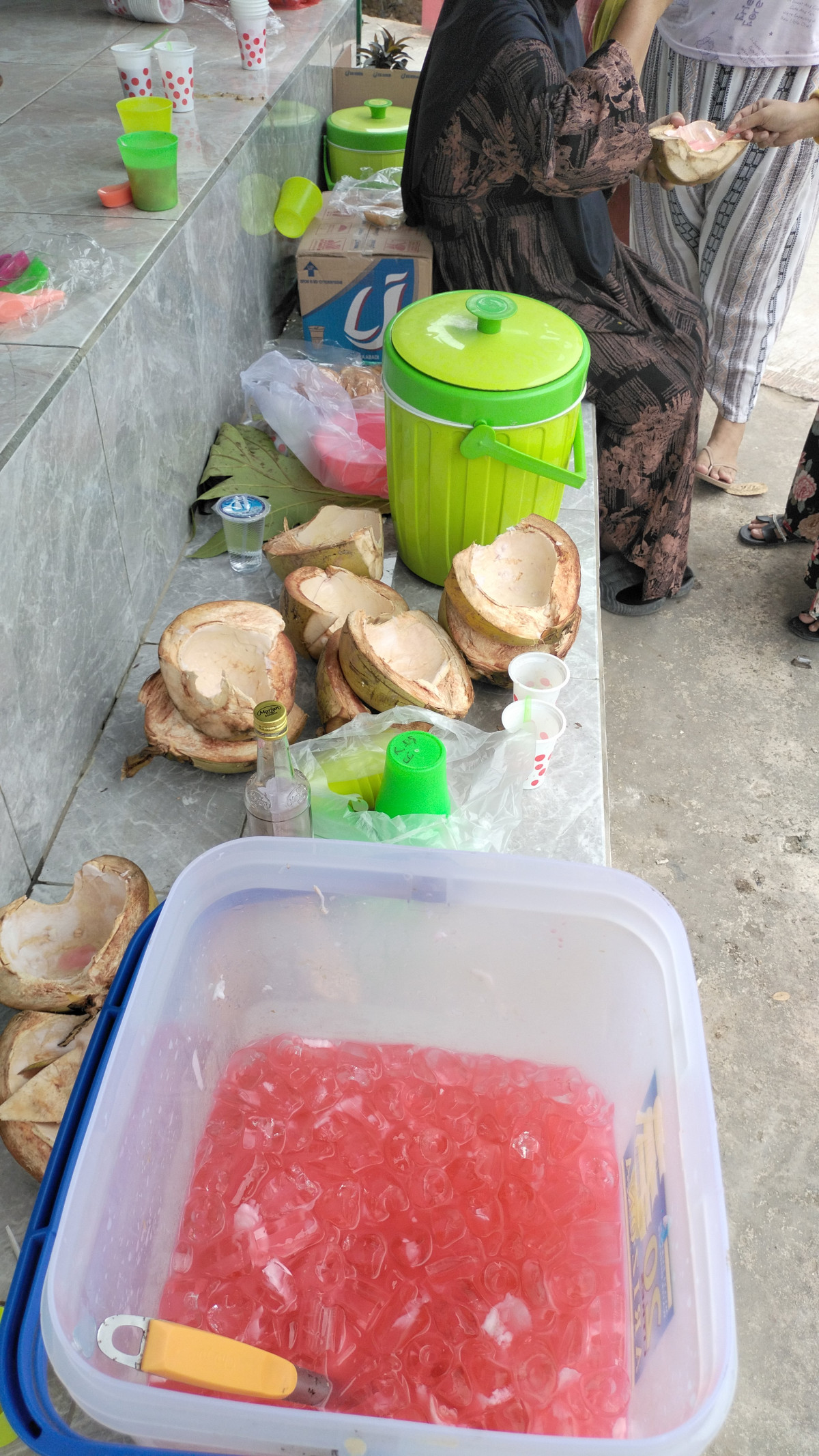 Bersihkan gapura merpati km.2 RT 5 dan sekitar