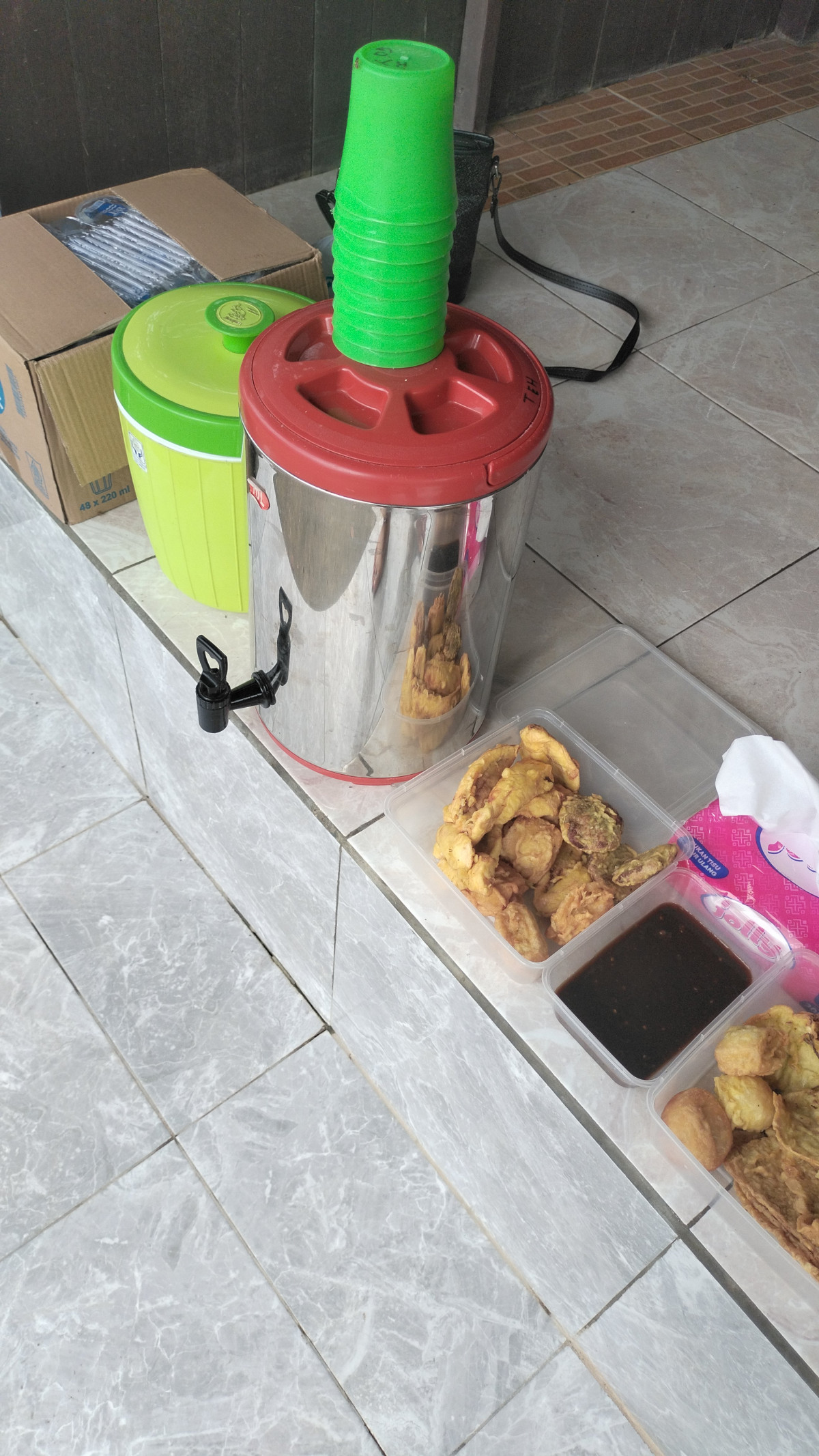 Gotong royong tebas pohon dan belukar